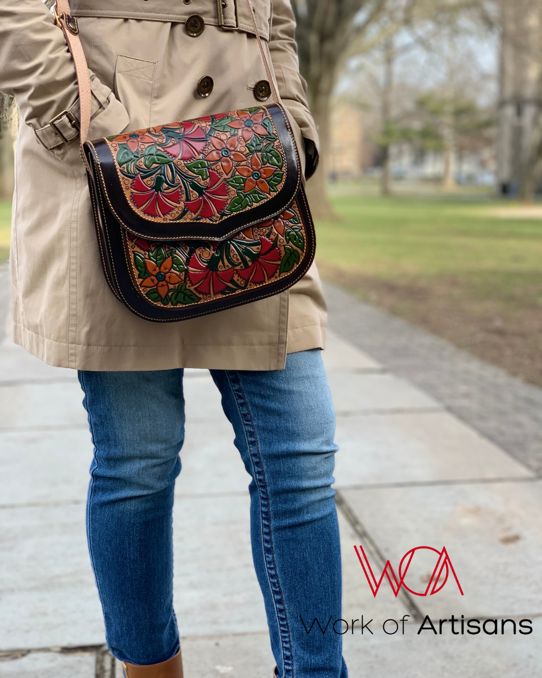 Carnation Collection Crossbody; Handcrafted for every season. 

Only 1 left! bit.ly/3B4YPGt

#workofartisans #artisans #madeinspain #newyorkfashion #newyork #fashion #crossbody #leather #leathercrossbody #bags #women #womensfashion #ootd #bags #handbags #art #design