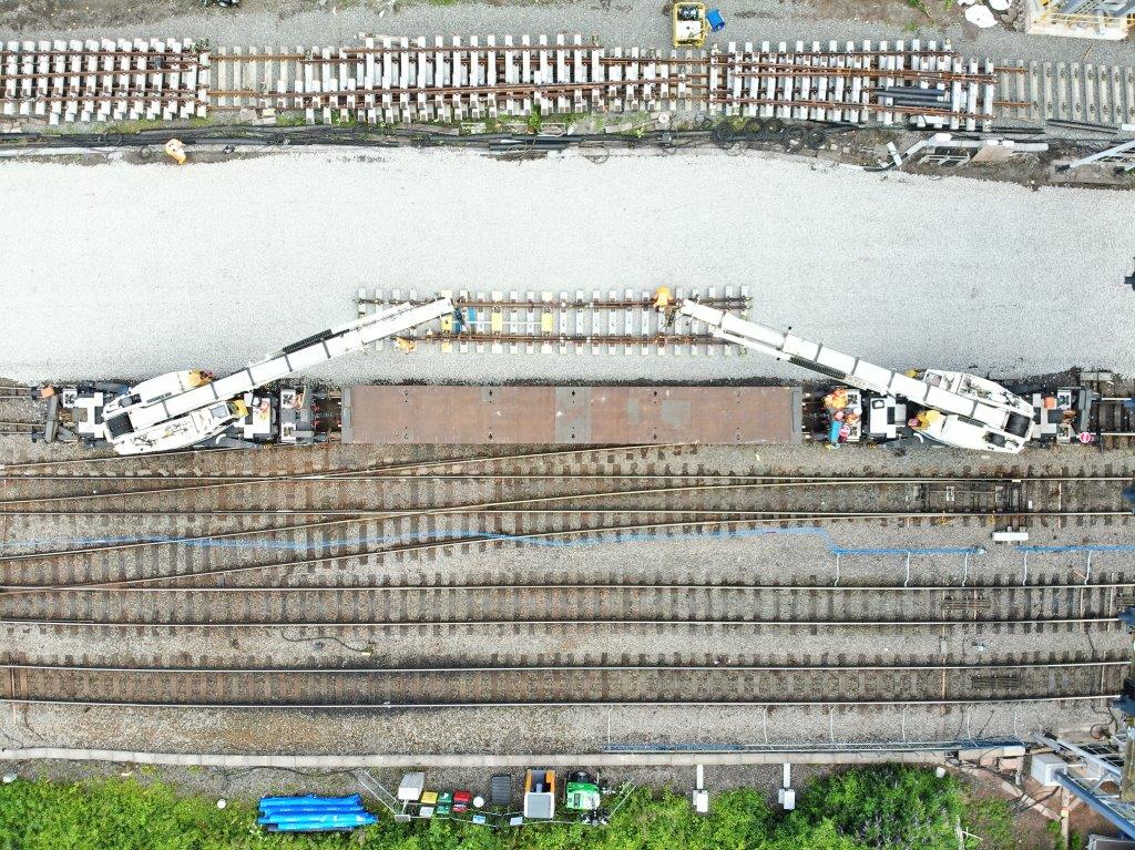 networkrailwest's tweet photo. 🐦👀 Bird's eye view of Bristol's track upgrade: here's a couple of Kirow cranes hard at work. 

👷‍♀️👷‍♂️Our teams are working 24-7 to replace the junction.

⚠️ 7 more weeks to go. Check before you travel: https://t.co/usRMNHe8Mo or https://t.co/w6FcignO2P 

#BristolRailRegen https://t.co/UYIJ3lByeH