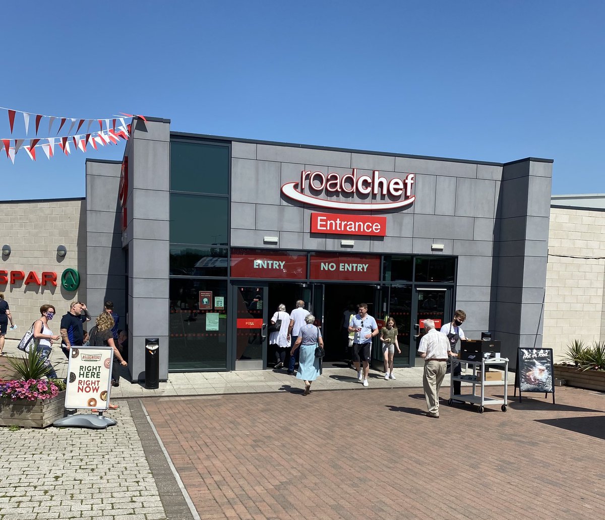 DPHylands's tweet photo. Travelling south from North Wales and the traffic is awful in both directions. Stopped at @Roadchef, Strensham M5 Services. Be warned, prices are massive! £11.32 for 2 basic sandwiches and drinks. Lady apologised ‘Sorry, Service Station prices’. Ripping us off! https://t.co/tvHPzW84ix