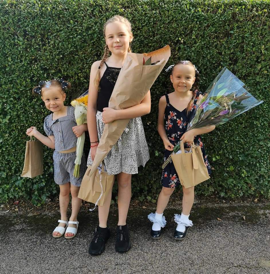 BingleyEmma's tweet photo. Last day of school for 3 of our flower girls 🌹🌷🌻 https://t.co/FXE5oGtOP4