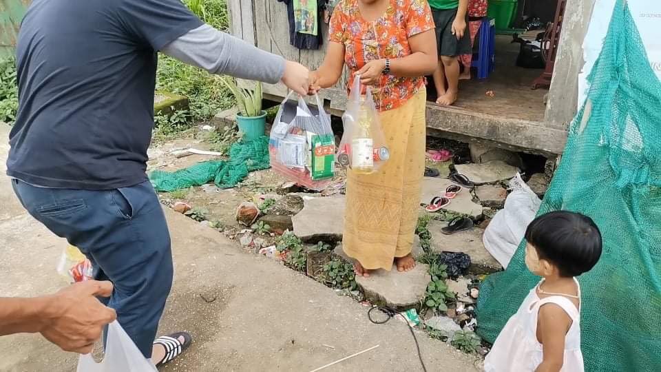 ကိုဗစ်ကာလ ​ကျောင်းသားသမဂ္ဂ လူငယ်များရဲ့တတ်စွမ်းသ၍ အလှူ

#လဲ​နေသူထူ​ပေးပါ
#အားငယ်သူအား​ပေးပါ
#WhatsHappeningInMyanmar 
#RejectMyanmarMilitaryCoup
