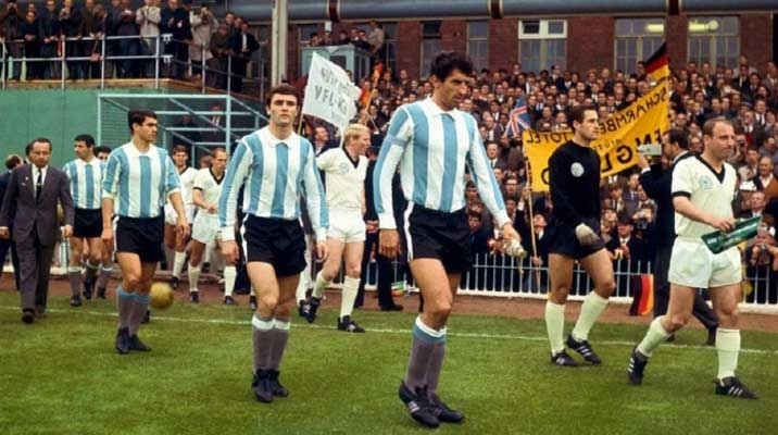 AntonioUbilla1's tweet photo. 16 julio 1966, Villa Park, Birmingham, fase final MundialInglaterra66, Alemania Occidental 0 Argentina 0. #Artime #Haller #Albretch #Seeler #Perfumo #Beckenbauer #Solari #HistoriaMundiales https://t.co/nMLmrEOeaa