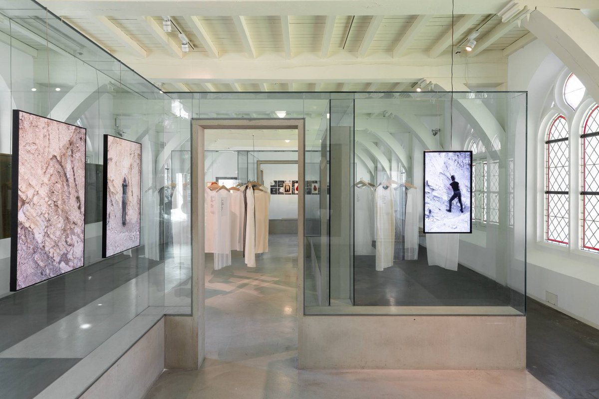 Hoe doordringt het verleden het heden? In de solotentoonstelling 'Reflecting Reflections' van Natalia Ossef (1983) staan de veerkracht en de kwetsbaarheid van het individu centraal. De expositie is tot en met 12 september te zien: bit.ly/3z5wxtr. #centraalmuseum #utrecht