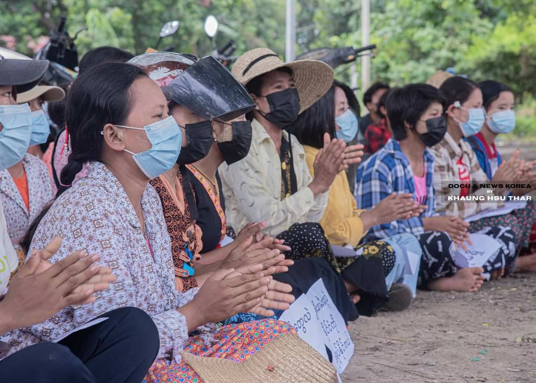 "အ​ရေး​တော်ပုံကာလမှာလူတိုင်းဟာအ​ရေး​တော်ပုံတပ်သား​တွေကြီးပဲ" ​

တော်လှန်​ရေး ​အောင်နိုင်ဖို့ အတွက်ဆိုရင် အမျိုးသမီး​တွေကလည်း ​တပ်ဦးက​နေ တော်လှန်​ရေးအတွက် ရဲရဲဝံ့ဝံ့ ရှိရမယ်။ 

#လိင်အကြမ်းဖက်ချက်ချင်းရပ်မုဒိမ်းစစ်တပ်အမြစ်ဖြတ်
#WhatsHappeningInMyanmar
#RejectMilitaryCoupInMyanmar