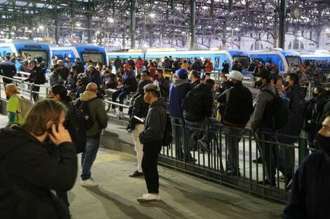 Las vías del tren Roca estuvieron siete horas cortadas. Miles de usuarios  no pudieron ir a trabajar, ni volver a sus casas.
En vez de mejorarle la vida a las personas que salen a laburar, se la siguen complicando. Ni soluciones, ni corazón.