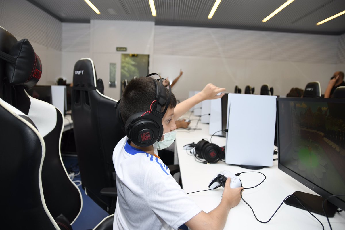 GEsportsAcademy's tweet photo. 🗓Hoy nuestro Director Académico @MattProAcademy tenía una entrevista con @Fun_Realmadrid para tratar temas como:

1️⃣Gaming responsable.

2️⃣Beneficios de los deportes electrónicos.

3️⃣Aspectos negativos y cómo reducirlos.

4️⃣Videojuegos educativos

Y mucho más! https://t.co/VWnbXf8M91