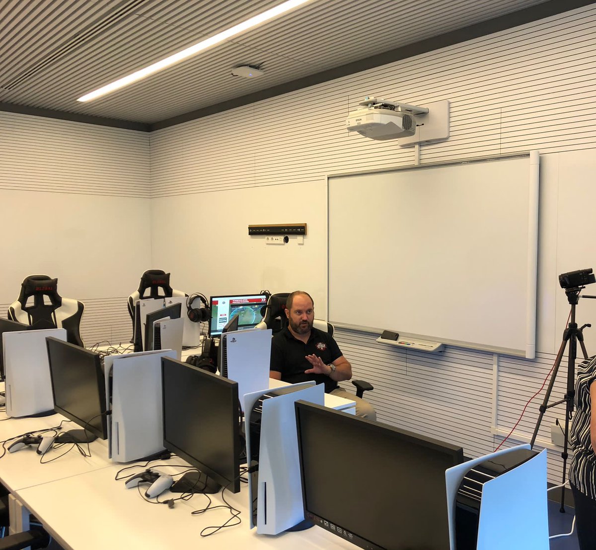 GEsportsAcademy's tweet photo. 🗓Hoy nuestro Director Académico @MattProAcademy tenía una entrevista con @Fun_Realmadrid para tratar temas como:

1️⃣Gaming responsable.

2️⃣Beneficios de los deportes electrónicos.

3️⃣Aspectos negativos y cómo reducirlos.

4️⃣Videojuegos educativos

Y mucho más! https://t.co/VWnbXf8M91