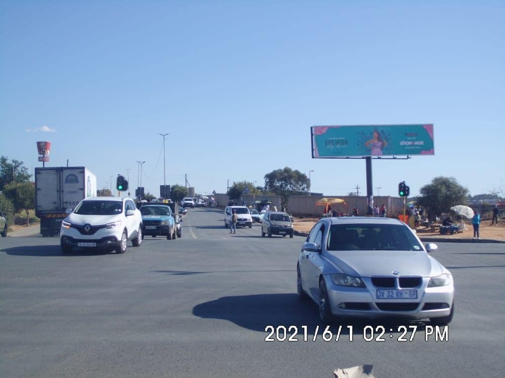 TheMedium_za's tweet photo. Tune into @showmaxofficial to catch up on the second season of the Empini hit makers reality show @kellykhumaloza  

The Medium: Means of communication.

Cosmo City Cnr Malibongwe Dr &amp; South Africa Drive. Opposite Cosmo City Mall
 #BILLBOARD #SHOWMAX https://t.co/IApHYEIar8