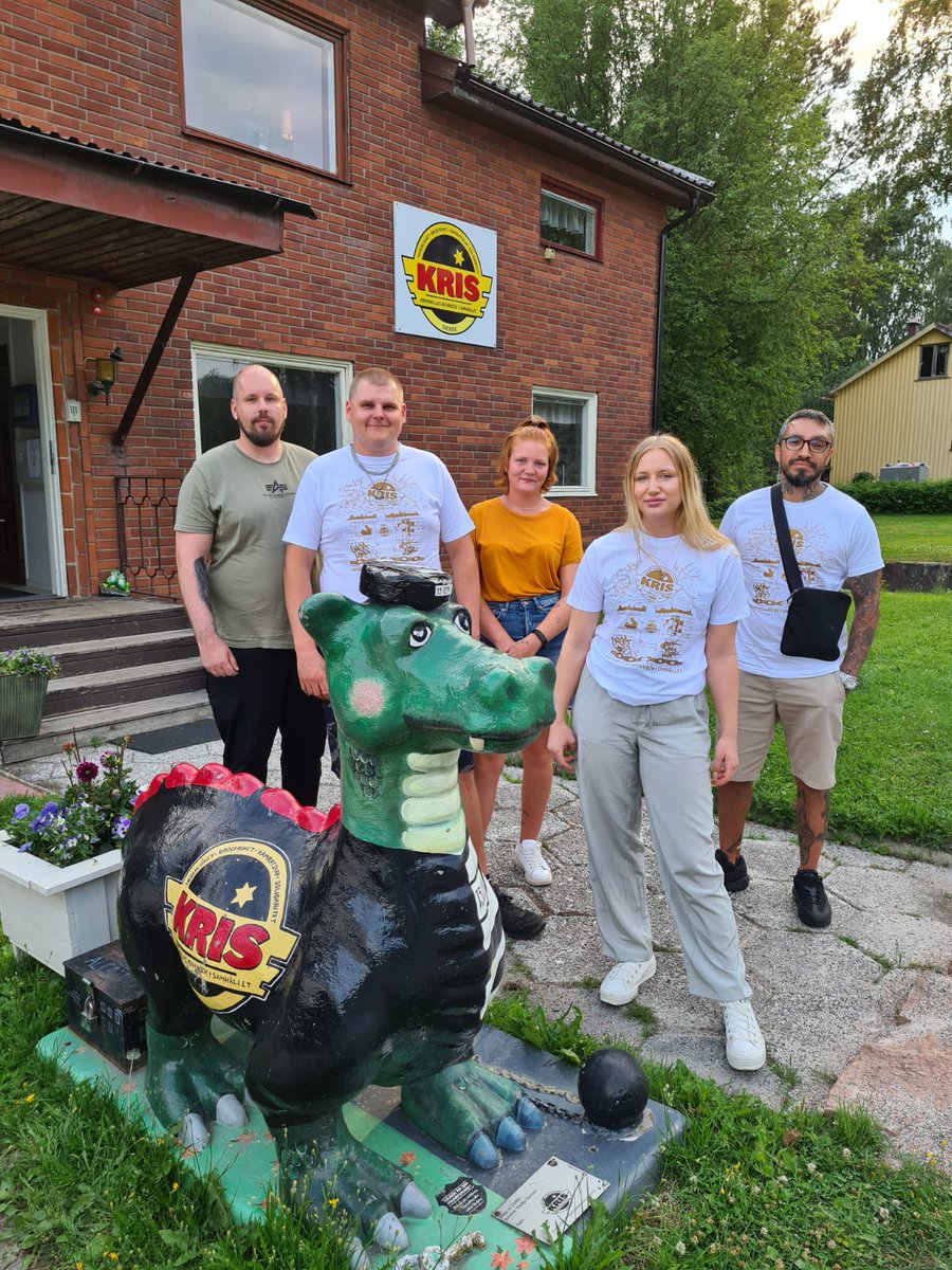 ungakris's tweet photo. I två dagar har Jacob, Matthias och Petri från #UngaKRIS varit ute och besökt lokalföreningarna i #Gävle, #Sundsvall och #Västerås! Man har delat ut tröjor, pamfletter med mera och umgåtts i gemensamma aktiviteter Härligt se vi-andan in action! #kamratskap #revansch #uppigen https://t.co/IE08Na1ARa