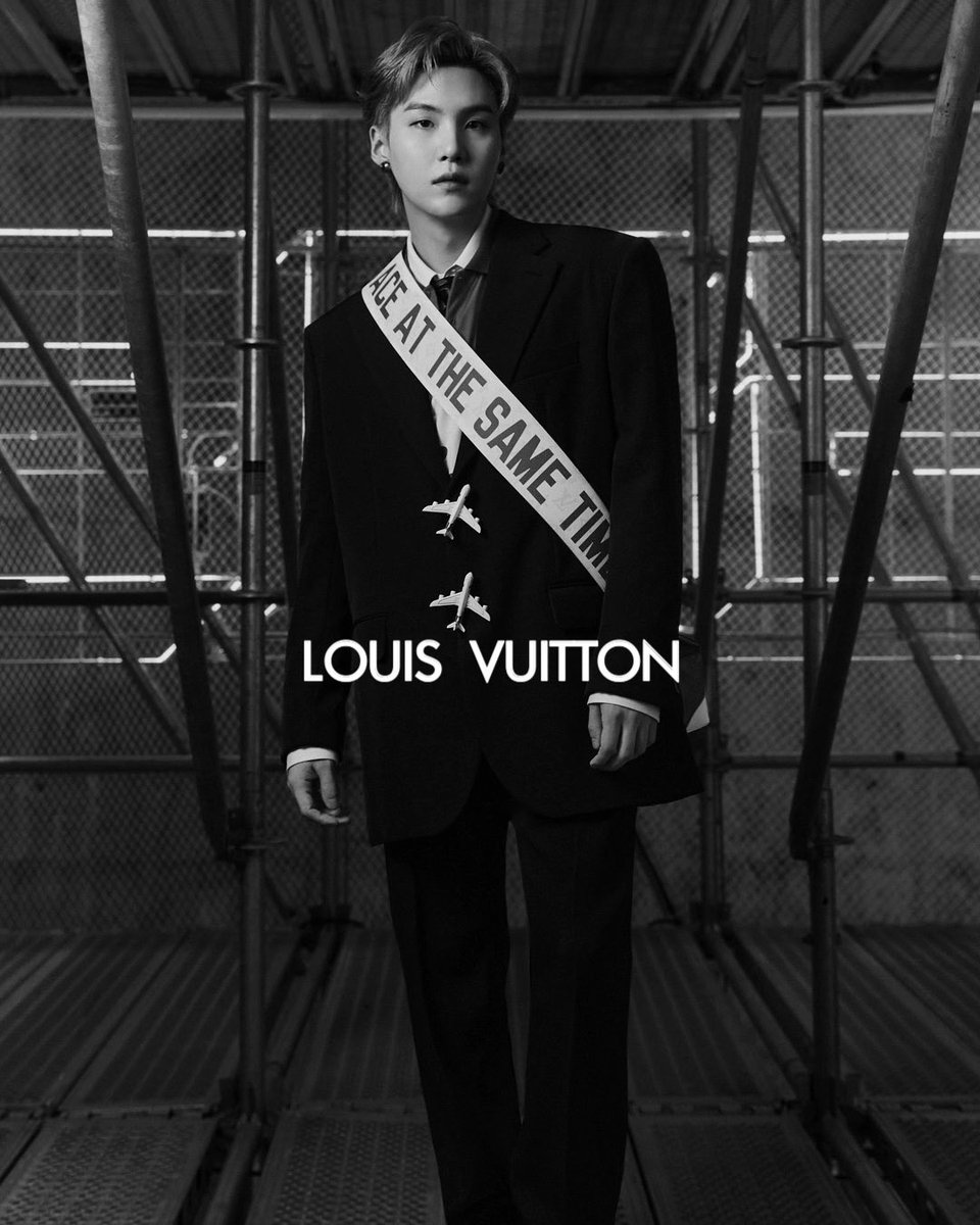 yoonsecam's tweet photo. LV x YSL https://t.co/AjNqYyTRMl