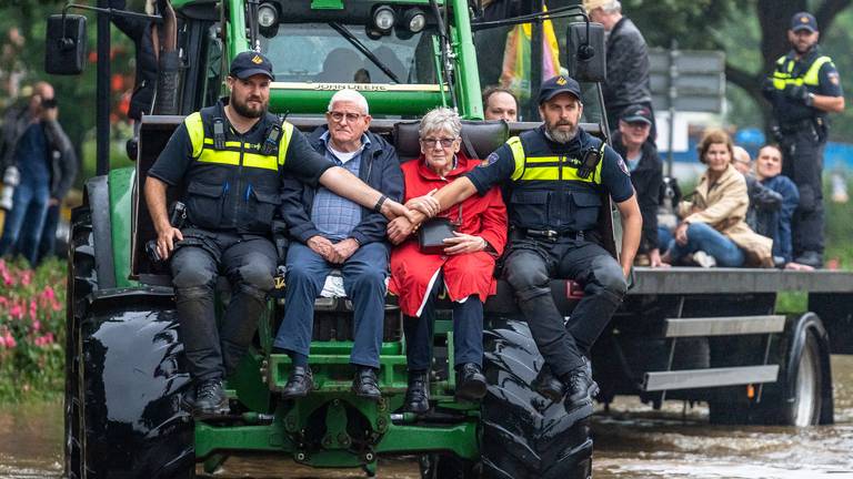 Foto van geëvacueerd echtpaar maakt diepe indruk: 'Hier werd ik stil van' omroepbrabant.nl/nieuws/3420564…