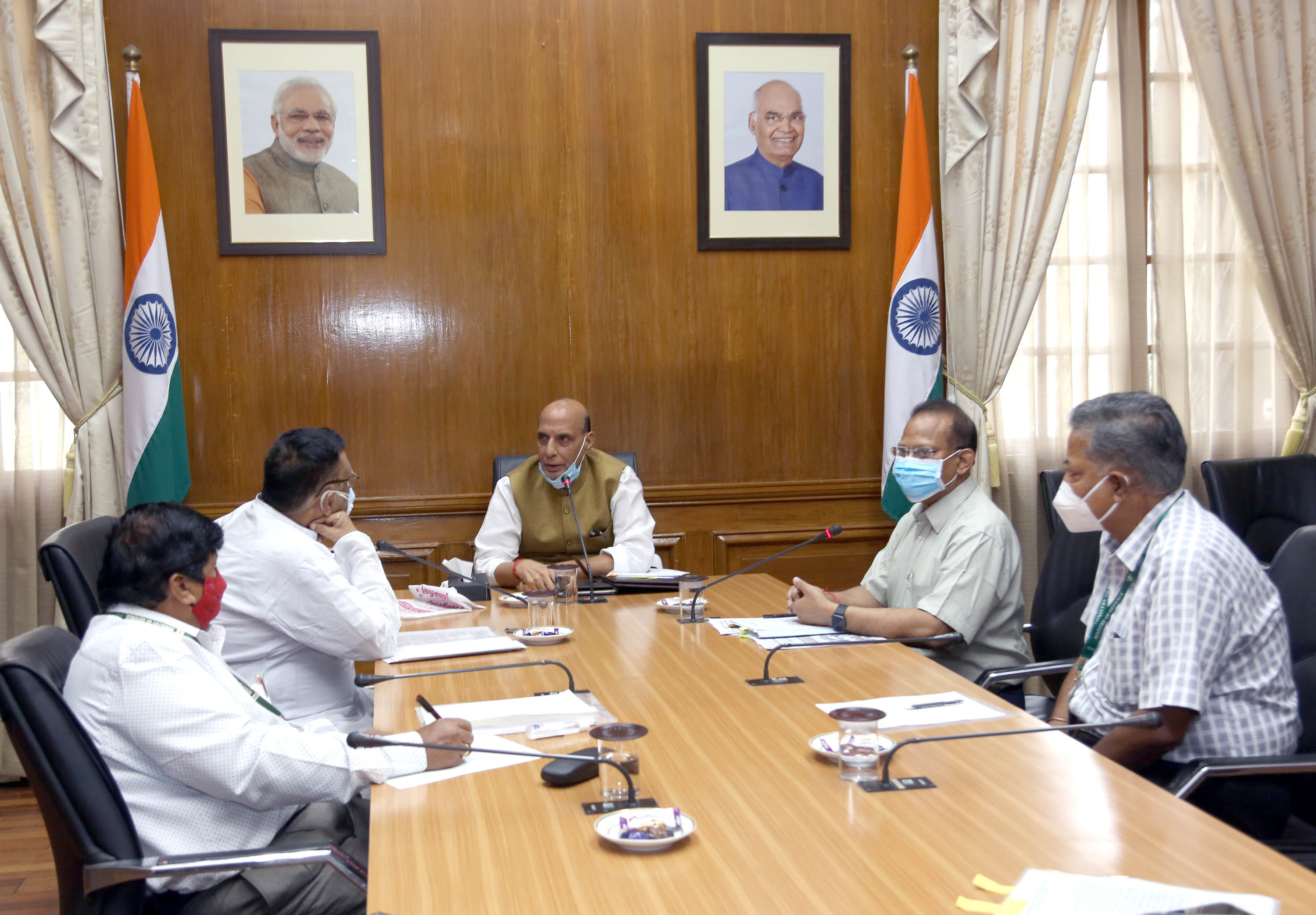 रक्षा मंत्री राजनाथ सिंह ने ओएफबी निगमीकरण से संबंधित मुद्दों पर रक्षा  नागरिक कर्मचारी महासंघों के साथ बातचीत की - आज की ताजा खबर