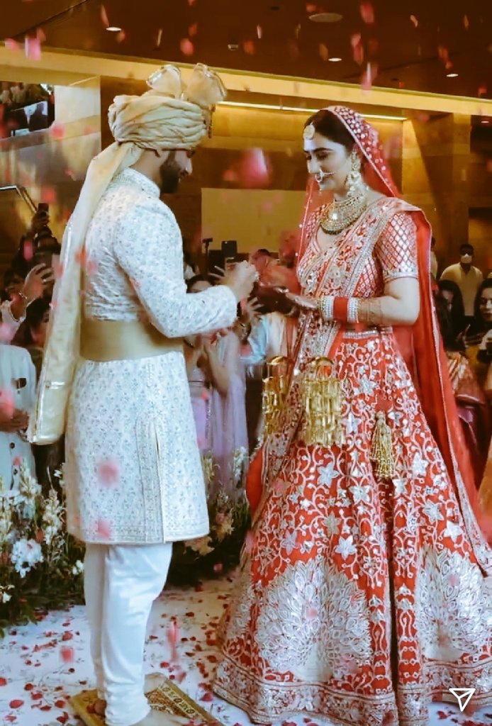 DISHUL KI SHAADI: Rahul Vaidya and Disha Parmar are Hitched : Check Out the First Pictures

#TheDisHulWeddingSong #TheDishulWeddingEdits #Dishul #DishaParmar #DishulWedding #dishulians #AlyGoni #RahulVadiya #rahulvaidyarkv #RahulVaidyaWedsDishaParmar #TheDisHulWedding