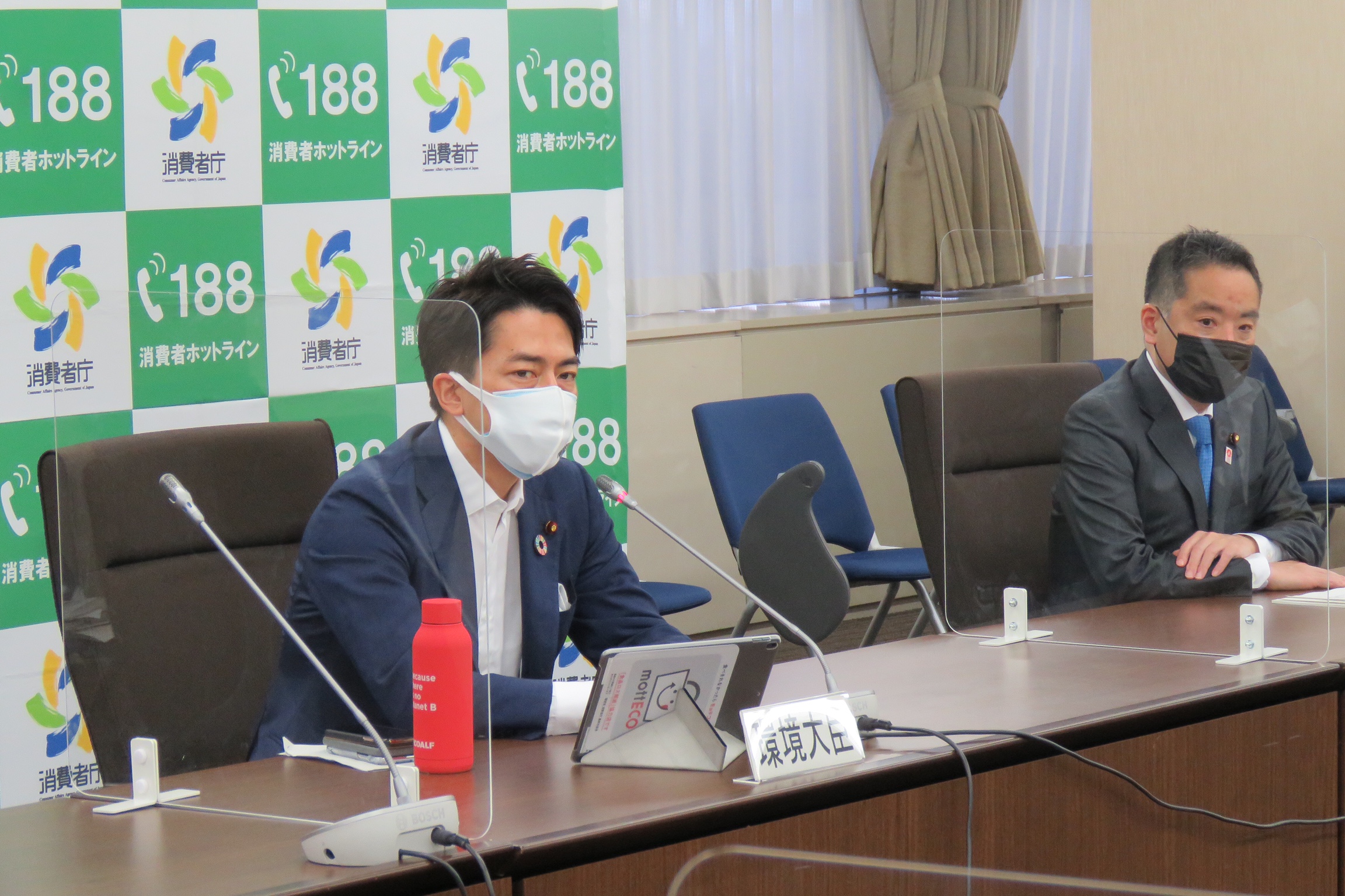 تويتر 環境省 على تويتر 16日 小泉進次郎環境大臣 は井上内閣府特命担当大臣 消費者及び食品安全 と共に 食品ロス削減の推進に関する関係省庁連絡会議 に出席しました 会議では 食品ロス の削減に関するこれまでの成果をとりまとめ 今後の課題を議論しました
