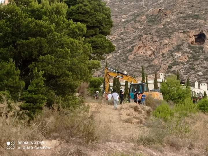 PCE_Cartagena's tweet photo. ➡️ Las máquinas han empezado a destruir uno de los pocos pulmones verdes de la ciudad de #Cartagena. 
Ésta mañana, miembros del #PCE, han acompañado a las vecinas y vecinos del Barrio de la Concepción, en defensa de su patrimonio.

#salvemos4picos https://t.co/cEob4349oy
