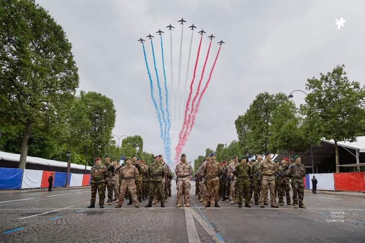 _SCG's tweet image. #14juillet #Takuba | Je suis bien obligée de donner une seconde chance à @top_force qui y était presque... il y a toujours 8 nationalités de forces spéciales représentées sur cette photo de la Task Force Takuba sous les fumi de la @PAFofficiel.
#Yapluka deviner qui est qui  !