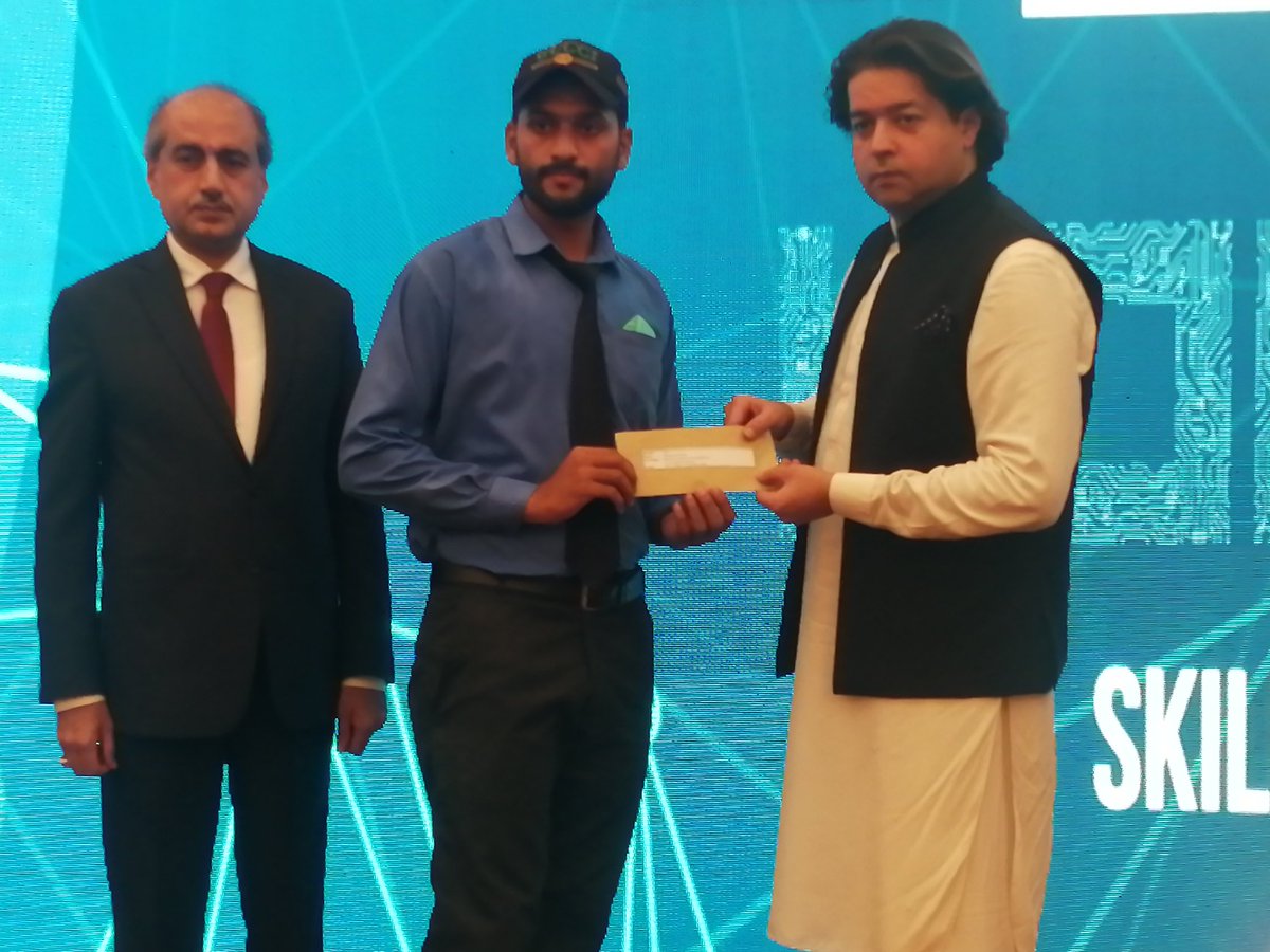 Thank you for the Price Distribution Ceremony  .@AliSalmanPTI @punjab_tevta
Recieving Cheque from @AliSalmanPTI
DAE( Auto & Diesel Technology) 
1st position in PBTE (Punjab Board of Technical Education).
Feeling blessed with the grace of Allah Almighty.😌🥰