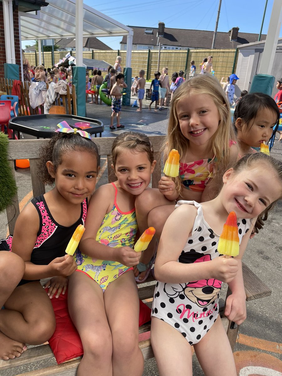 cheamparkfarm's tweet photo. The sun is shining in Spain 🇪🇸 ☀️ @LEOearlyyears https://t.co/3CXqfjhO8F