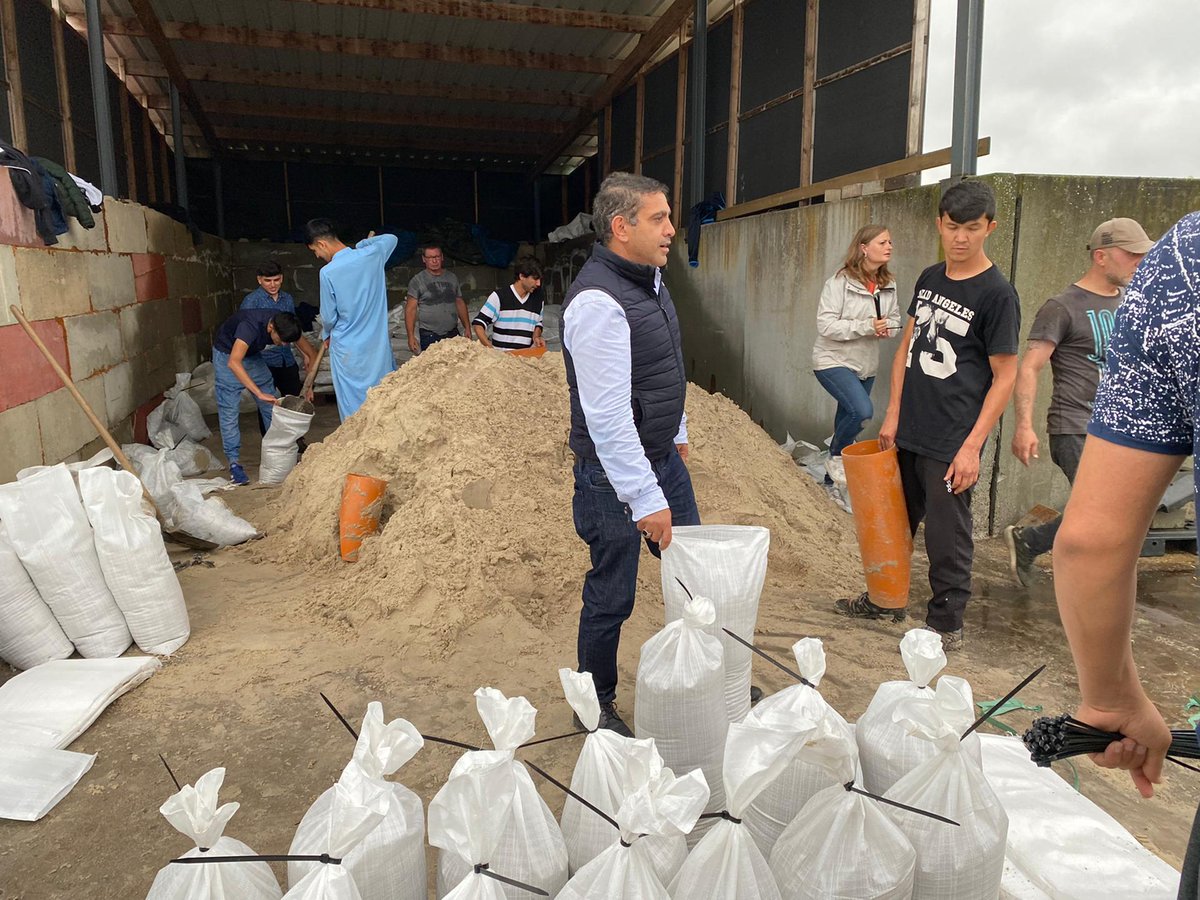 FedasilBelgium's tweet photo. Op deze foto's zie je jonge bewoners uit het opvangcentrum van Zoutleeuw die een handje gingen toesteken bij de @Stad_Zoutleeuw nadat zij gisteren een oproep deden voor vrijwilligers om mee zandzakjes te komen vullen en zo mensen te helpen. Meer dan 25 bewoners stonden er meteen. https://t.co/TOH8N0ztnX