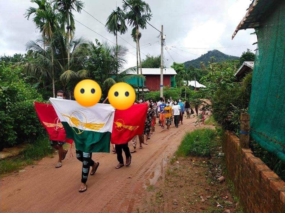Anti-coup protest by locals of Auk Yae Phyu Village, LaungLone Tsp this morning. #MyanmarCovidSOS #July16Coup #WhatsHappeningInMyanmar