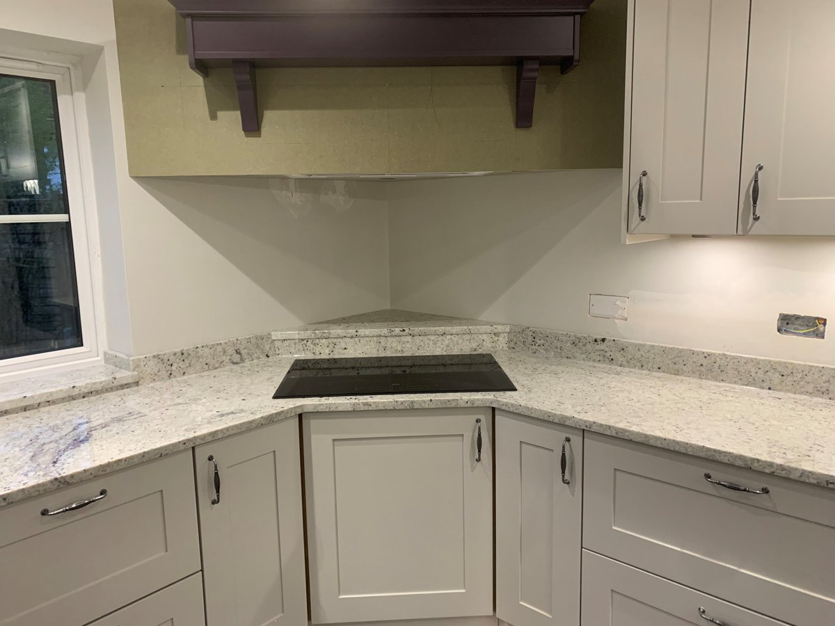 This fit features Colonial White granite, with upstands beautifully connected to the windowsill and a very modern hob cutout.