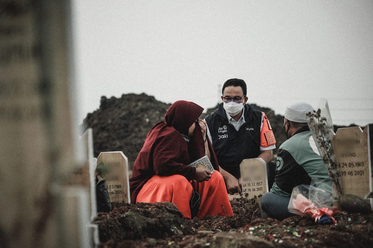 aniesbaswedan's tweet photo. Mengitari makam. Berdua. Perempuan berkerudung. Laki-laki berjaket ojol dengan kopiah putih. Berjongkok, tangan menengadah. Lantunan doa terdengar pelan. 

Saya datangi dan duduk melingkar bersama mereka. Ikut mengamini doa mereka.

https://t.co/feNh4rs07G https://t.co/coO9dURXWE
