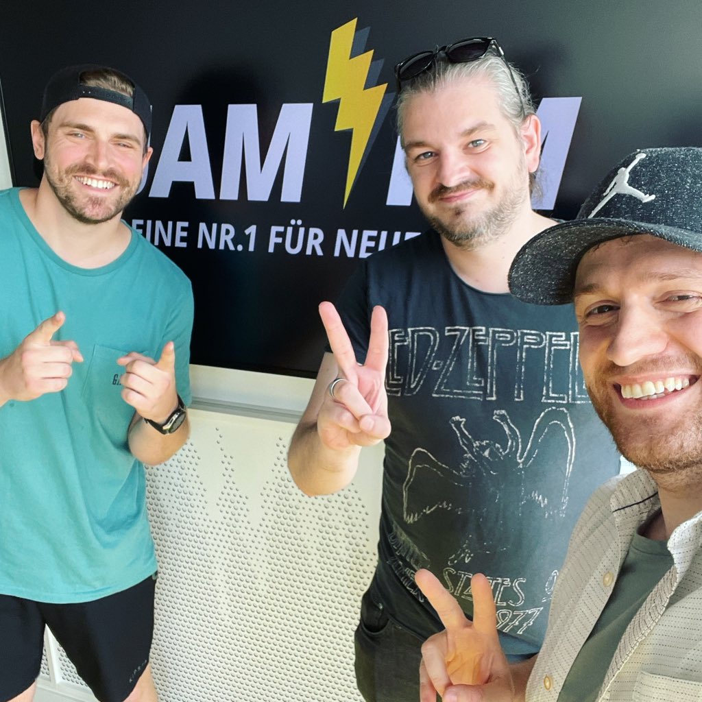 MusclebrahTV's tweet photo. What a day at #jamfm with @DorianGorr repp‘n @lvlglobal That man is a Natural Talent!
We hyped the promised LAN guys don’t miss it! https://t.co/DM1MJLOCr1