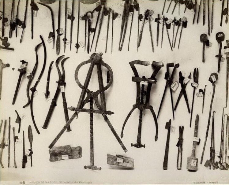 Alexny_85's tweet photo. Desde luego, había que tener valor para operarse antes de la era de la anestesia...¡Este instrumental de cirugía procede de Pompeya, tiene más de 2000 años, y está en un estado de conservación asombroso!

📷: Museo de Nápoles #HistMed https://t.co/BHL6XKzbpg
