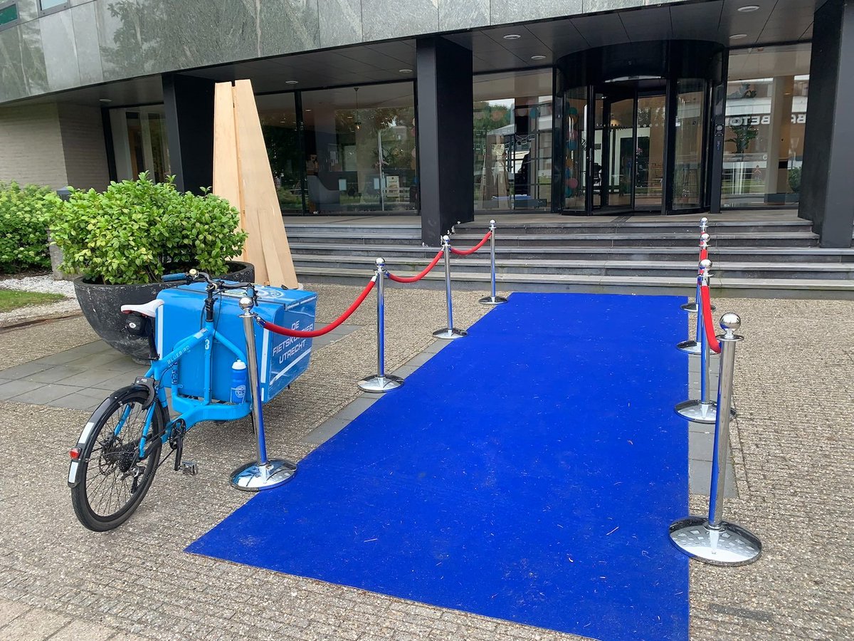 Sommige klanten zijn wel heel enthousiast als onze koeriers langs komen! #blauweloper #fietskoerier