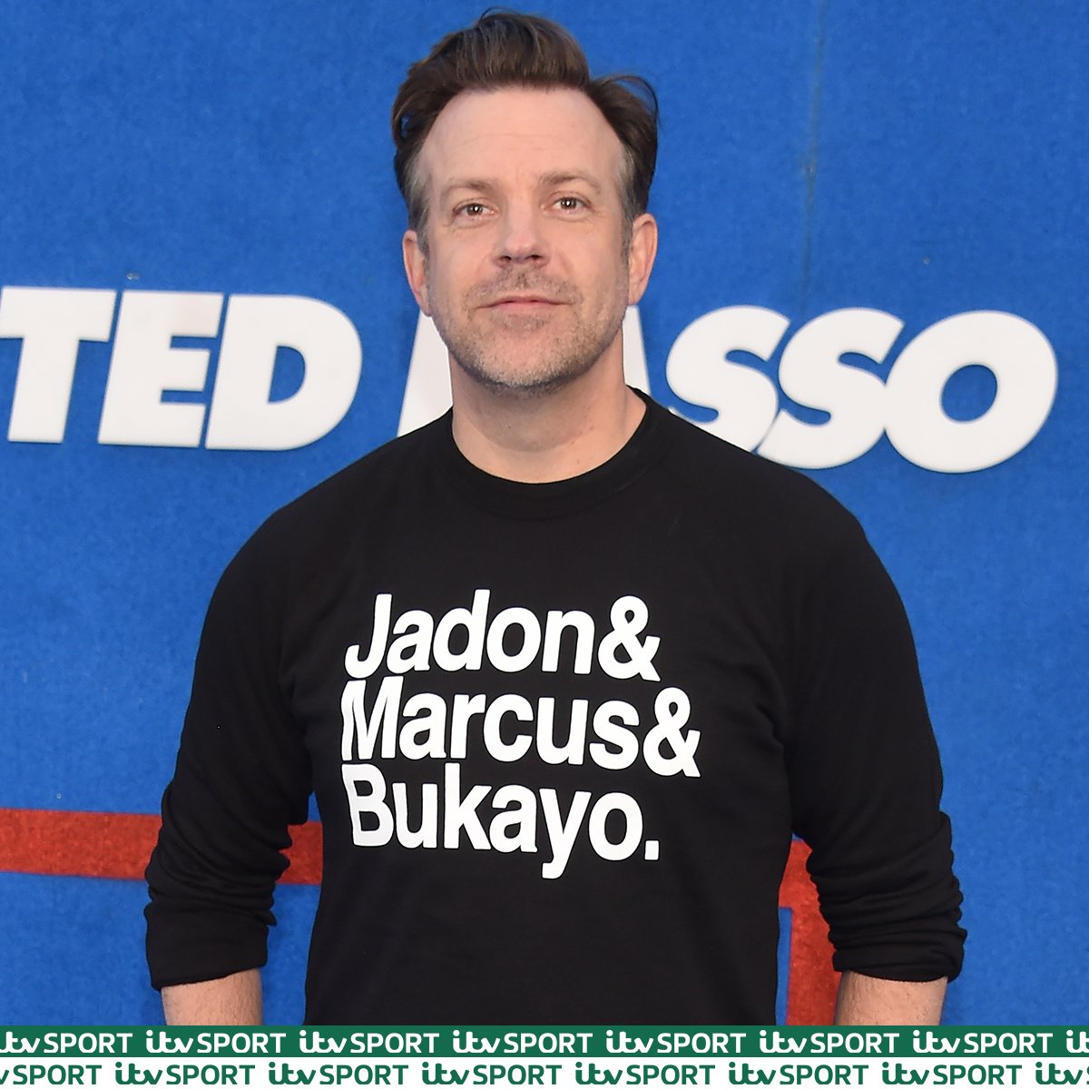 itvfootball's tweet photo. Jason Sudeikis wore this top at the ‘Ted Lasso’ season 2 premiere in Los Angeles last night 👏

#ITVFootball #TedLasso #ThreeLions https://t.co/BNz0O4YPqK