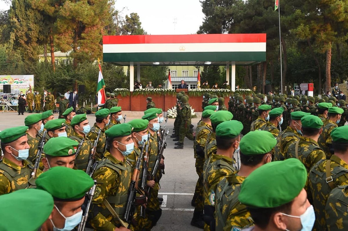 بالصوَر.. رئيس طاجيكستان يتفقّد جاهزيّة الوحدات القتاليّة على حدود أفغانستان