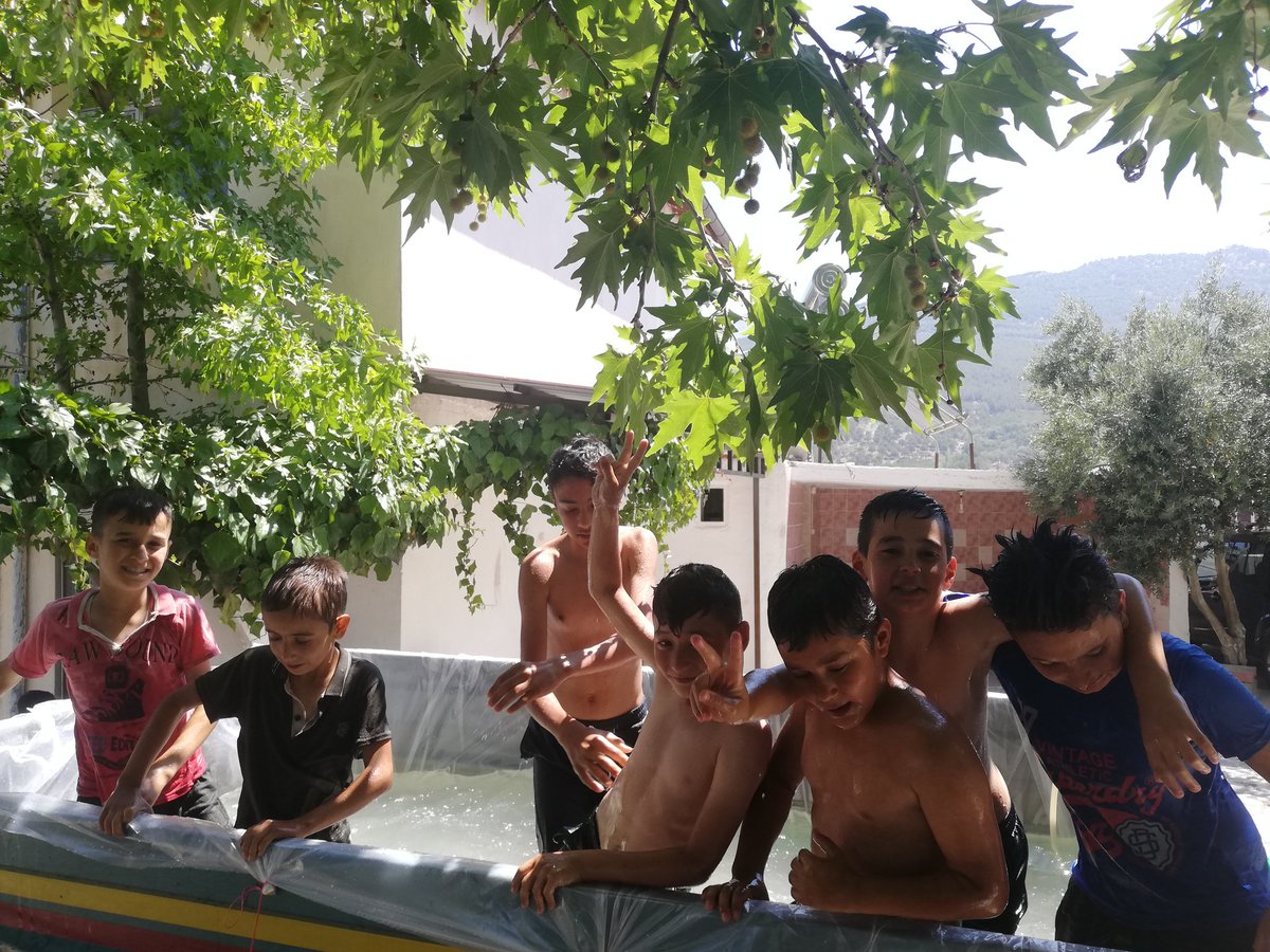 arasmuhtesim's tweet photo. Elhamdülillah yazları çocukların sesinin kesildiği Camilerimiz de bu sene çocuk sesleri yeniden duyuldu.
Hiç havuza girmedik hocam dediler, bizde komşu köyümüzün kıymetli İmam-Hatibiyle (Hikmet ŞEN) Çocuklarımızın ayağına havuzu getirdik. 
Gözlerinde ki mutluluk her şeye bedel. https://t.co/GjPQKWc4O0