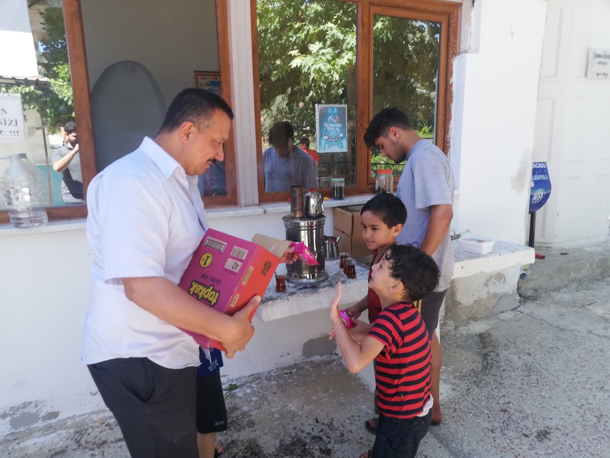 arasmuhtesim's tweet photo. Elhamdülillah yazları çocukların sesinin kesildiği Camilerimiz de bu sene çocuk sesleri yeniden duyuldu.
Hiç havuza girmedik hocam dediler, bizde komşu köyümüzün kıymetli İmam-Hatibiyle (Hikmet ŞEN) Çocuklarımızın ayağına havuzu getirdik. 
Gözlerinde ki mutluluk her şeye bedel. https://t.co/GjPQKWc4O0