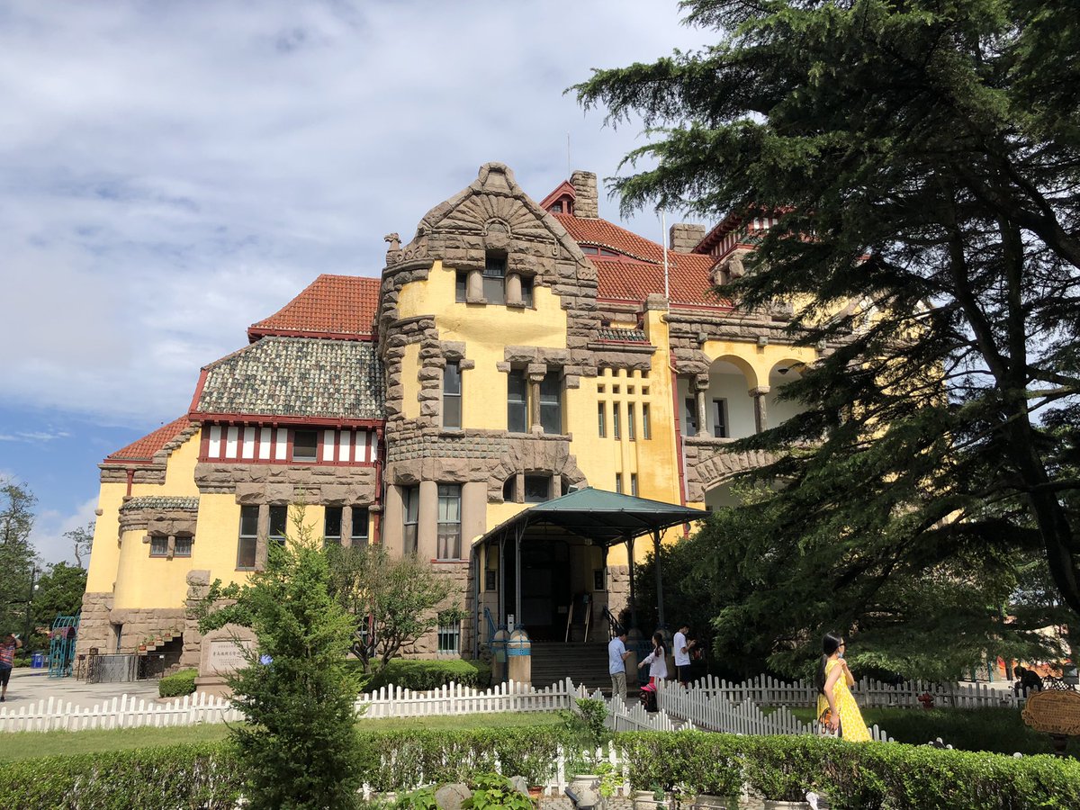 AntiokhosE's tweet image. Remarked on by Liang Sicheng as a masterpiece of east-west architectural fusion (”融东西方多种文化理念于一体的建筑艺术巨制”), the stately German governor’s mansion still looms over Qingdao 120 years after its construction.

Lots of tasty Qingdao architecture photos coming up….