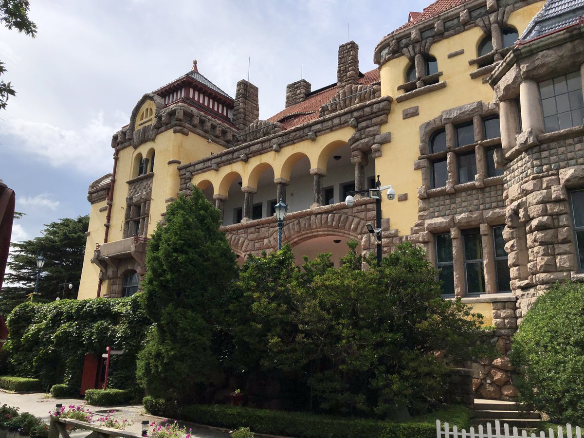 AntiokhosE's tweet image. Remarked on by Liang Sicheng as a masterpiece of east-west architectural fusion (”融东西方多种文化理念于一体的建筑艺术巨制”), the stately German governor’s mansion still looms over Qingdao 120 years after its construction.

Lots of tasty Qingdao architecture photos coming up….