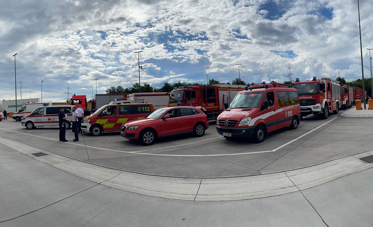 Katastrophenschutzeinheiten aus F, sowie den Landkreisen Hochtaunus, Wetterau und Main-Taunus gestern vor der Abfahrt