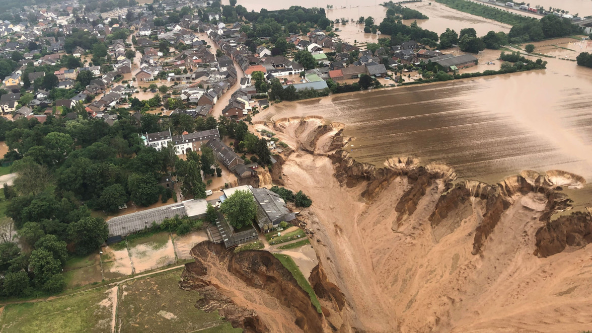 ErikDevilee's tweet photo. Erftstadt-Blessem voor en na #watersnoodramp https://t.co/Dg2N4nGSzy