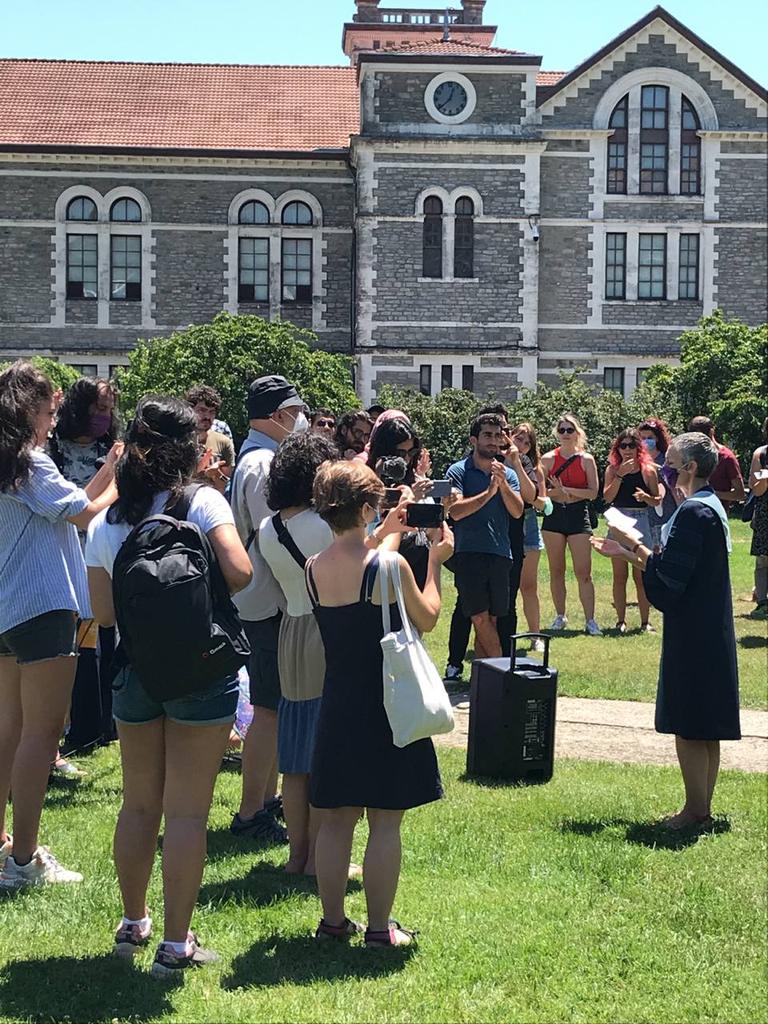 194. gün.
“Üniversitemiz bünyesinde, Boğaziçi Üniversitesi’nin etik ilkelerine bağlılığını beyan eden adaylarla yapılacak demokratik bir aday belirleme sürecinin bugün itibariyle başladığını ilan ediyoruz.”
