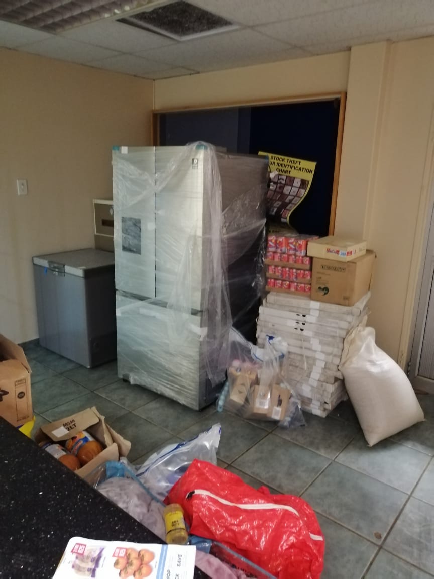 SAPoliceService's tweet photo. #sapsKZN Port Shepstone #SAPS arrested 4 suspects for possession of suspected stolen property to the value of R400 000,00.. A total of 7 vehicles transporting the property were also impounded. #ProtectSouthAfrica ME https://t.co/yA3auJvuTP