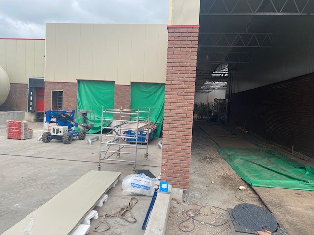 "update schuur uitbreiding en nieuwe docks"
Kroes Aannemingsbedrijf Maasland en TC vd Dool alvast bedankt voor jullie harde werk en voor het poseren voor de foto haha!