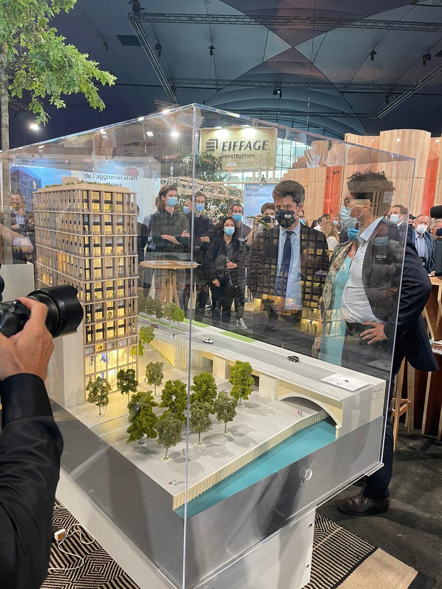 Visite de <a href="/J_Denormandie/">Julien Denormandie</a>, Ministre de l'Agriculture et de l'Alimentation, sur notre stand au Forum Bois Construction! 🤝
Notre Président <a href="/PaulJarquin/">Paul Jarquin</a> lui présente notre projet WoodUp, tour de 15 étages en bois à Paris 13ème conçue par <a href="/LANArchitecture/">LAN Architecture</a>

#constructionbois #fibois