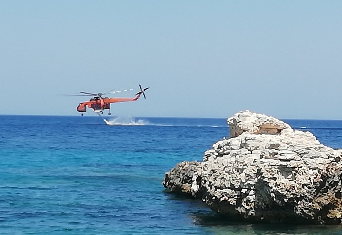 DolfRuesink's tweet photo. Vuurzee op Griekse eiland #Sámos trekt van kustgebied bij toeristenplaats #Kokkari door wind in richting #Mitilini en #Pythagorion
Het is na grote brand uit 2000, die acht dagen duurde, de ernstigste in soort. #Sámos had in oktober 2020 ook te maken met ernstige aardbeving. https://t.co/LoF9eA4ZhY