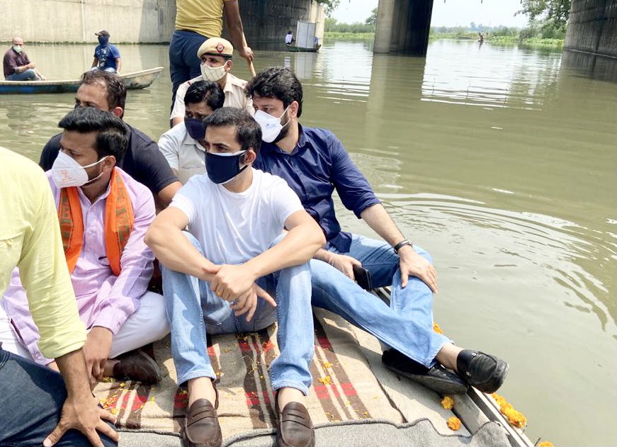 GautamGambhir's tweet photo. Yamuna Khadar is only accessible by boat. Even CM’s ads couldn’t reach here but now our vaccines have! #ShockingNeglect https://t.co/YjwRRQxHyx