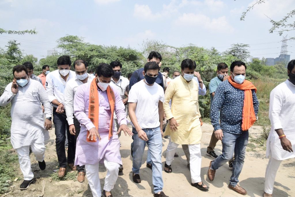 GautamGambhir's tweet photo. Yamuna Khadar is only accessible by boat. Even CM’s ads couldn’t reach here but now our vaccines have! #ShockingNeglect https://t.co/YjwRRQxHyx