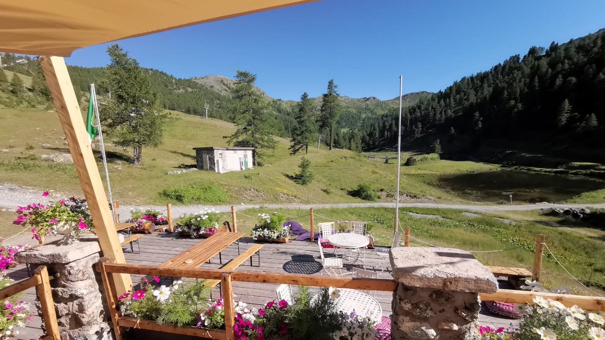 huckstersski's tweet photo. Summer on the mountain above Serre Che. Simply stunning!

@SerreChe_EN  

#serrechevalier #mountains #mountainview #mountainphotography #tuesdayvibes #summer #frenchalps #alpes https://t.co/px5RT5W4h6