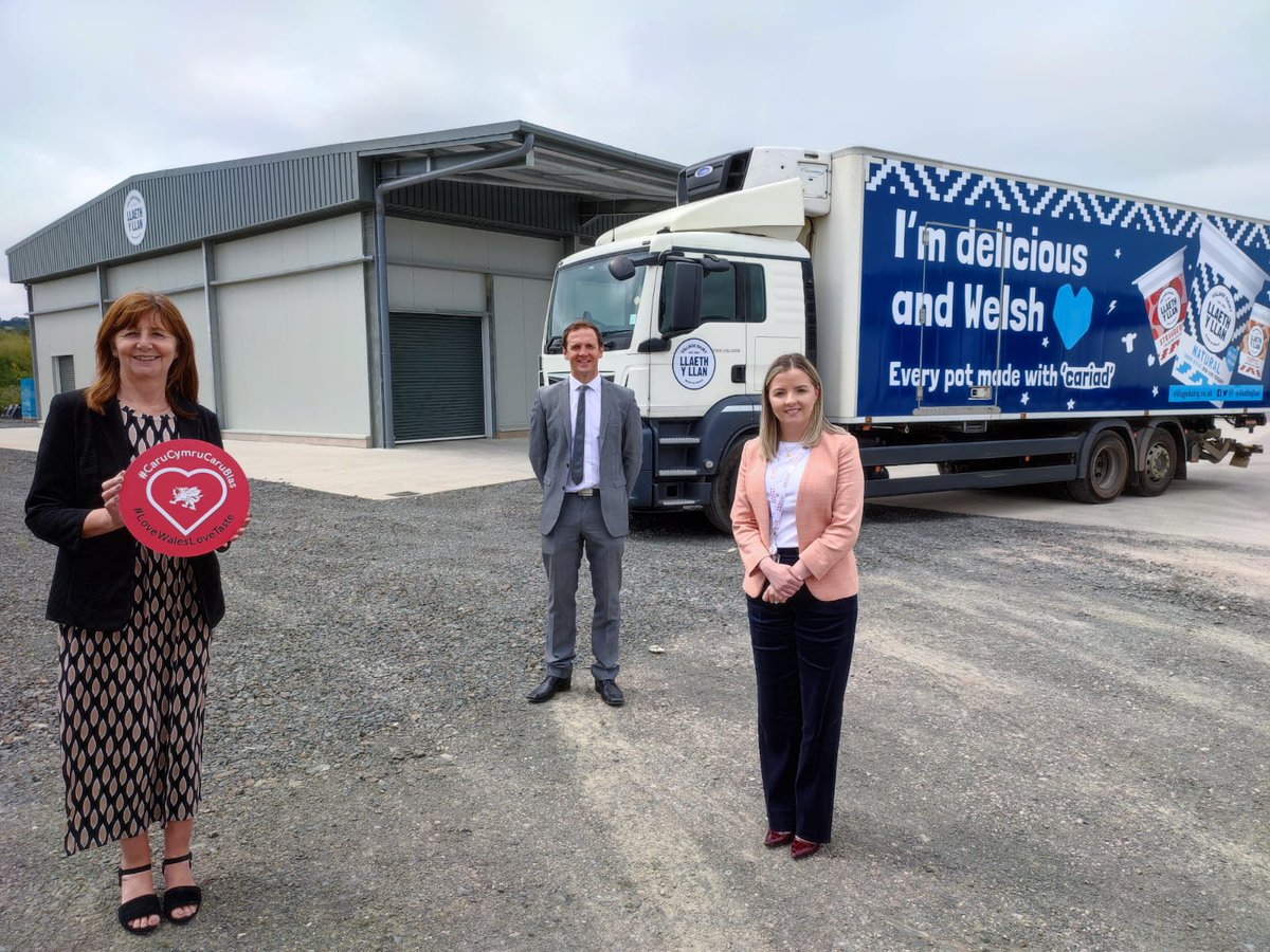 WGRural's tweet photo. Yesterday, Minister for Rural Affairs and North Wales, and Trefnydd, Lesley Griffiths visited @LlaethyLlan, one of a rising number of brilliant🏴󠁧󠁢󠁷󠁬󠁳󠁿food and drink businesses whose products are appearing on the shelves in @Tesco stores.🙌 https://t.co/hbebjKjcq2