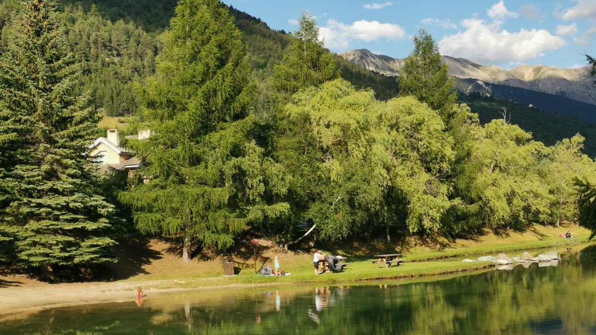 huckstersski's tweet photo. We have a new bar by our chalet in Villeneuve. Bar Chalet du Lac is in the best location for Summer; right by the water. Picturing many evenings here 😄.
#serrechevalier #thursdayvibes https://t.co/r96HIWv1cy