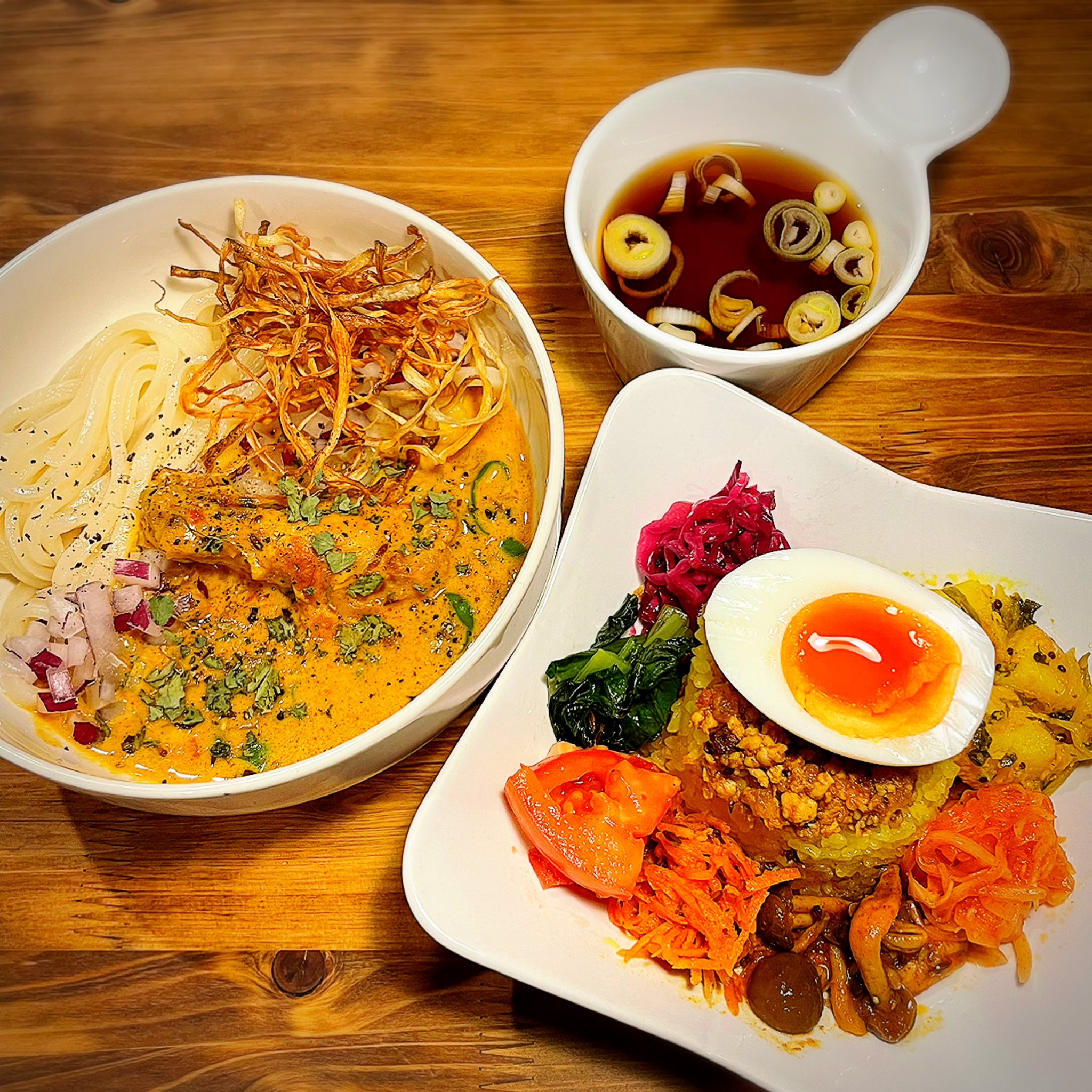 Dark Cherry Cafe 7 18sun サンデーランチは スパイスカレーうどんです スパイスから仕込んだ至高の カレーうどんにキーマカレー ターメリックライス ７種のアチャールと出汁スープのセット サイドメニューで一口ポークビンダルーもあります キーマの