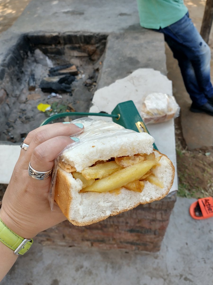 DesIngez's tweet photo. Als we weer vrij kunnen reizen en je komt in #ZuidAfrika kijk dan naar deze lokale shopjes. #Tipjevandedag #Kota wat het precies is kom je dan wel achter 😉 maar wat ik kan zeggen: #Imnandi #Delicious https://t.co/d2BO3HN6E2