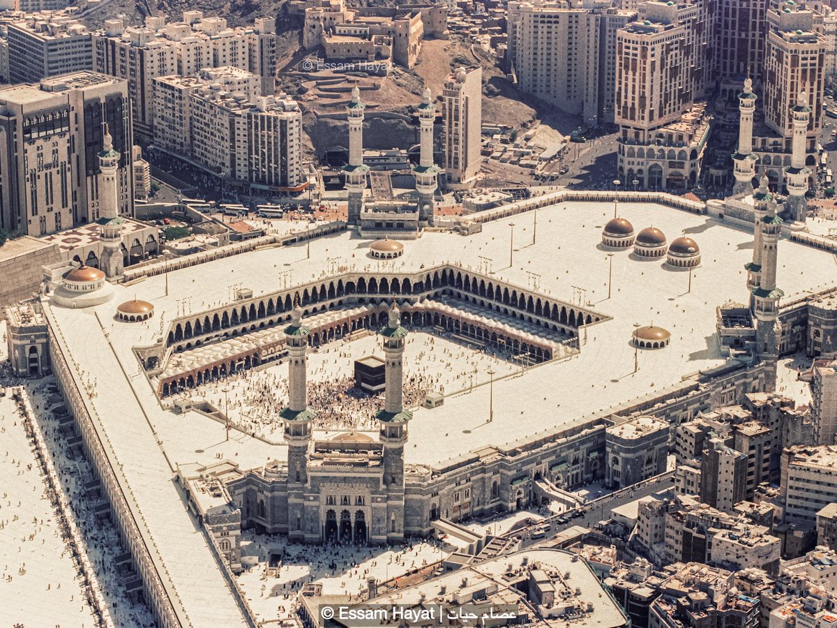 EssamHayat's tweet photo. مكة المكرمة من السماء
بدقة عالية عام ١٤٢٠هـ | 2000م

#المسجد_الحرام ورفع كسوة الكعبة المشرفة، وكما يظهر جزء من حي الشامية ومنارات باب الفتح وباب العمرة وباب الملك فهد وباب الملك عبدالعزيز، وقلعة اجياد والمسعى القديم

.
#مكة_المكرمة #مكة_من_السماء
 #حج #الحرم_المكي 
#عصام_حيات
⠀ https://t.co/0SVRnJrStR